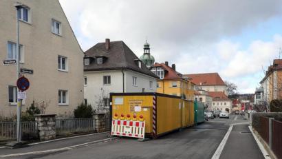 Bild: Wolfgang Steinbacher
Vorne das neue Teilstück, dahinter die gewohnte Buckelpiste: Am Montag, 15. März, beginnt der zweite Abschnitt der Sanierung der Bäumlstraße.