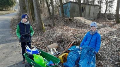 Bild: fpoz
Vincent und Moritz Lang waren mit ihrer Mama am Wolfersreuther Berg unterwegs und fanden eine Menge Unrat.