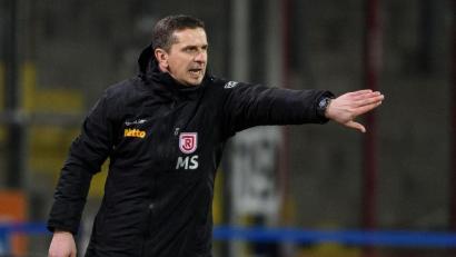 Bild: Swen Pförtner/dpa
Mersad Selimbegovic hat am Samstag das erste Training des SSV Jahn Regensburg nach der Corona-Quarantäne geleitet.