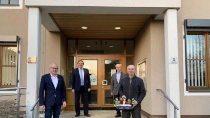 Bild: ibj
Für seine langjährige Mitarbeit im Zweckverband dankten dem ausgeschiedenen Verbandsrat Richard Sichelstiel (rechts) Verbandsvorsitzender und Bürgermeister Bernhard Lindner, Bürgermeister Hans-Martin Schertl und stellvertretender Verbandsvorsitzender Heinz Krob (von links).