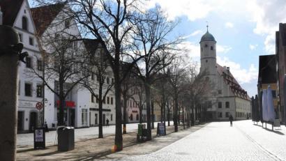Bild: Gabi Schönberger
Gähnende Leere am Unteren Markt in Weiden. Die Hauptaufgabe des Stadtmarketingvereins bleibt es weiterhin, mit Aktionen "Frequenz" in die Stadt zu bringen.