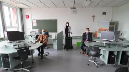 Bild: adj
Rektorin Gabriele Reitinger-Meier, Systembetreuerin Renate Krüger-Leibl und Bürgermeister Ernst Schicketanz in einem der neuen modern ausgestatteten Computerräume.