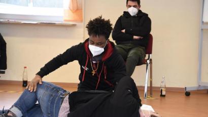 Bild: Petra Hartl
In Zweier-Teams üben die Teilnehmer des Erste-Hilfe-Kurses, in dem sie zu betrieblichen Ersthelfern ausgebildet werden, verschiedene Maßnahmen, zum Beispiel die stabile Seitenlage.