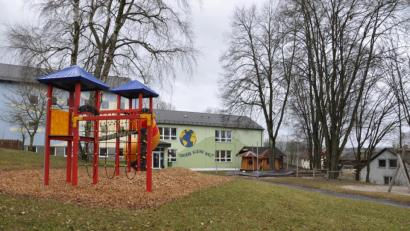 Bild: ws
Im unteren Bereich vor dem Bestandgebäude soll der Kindergarten-Anbau entstehen.