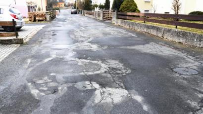 Bild: Gabi Schönberger
2021 soll endlich die marode Rübezahlstraße in Windischeschenbach saniert werden.