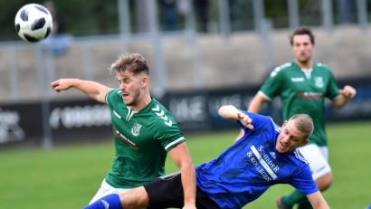 Archivbild: A. Schwarzmeier
Der Noch-Weidener Defensivspieler Florian Rupprecht (rechts) fliegt ab der neuen Saison für Kickers Selb durch die Luft.