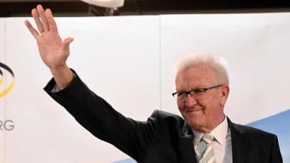 Bild: Uli Deck/dpa
Unangefochtener Herrscher im Ländle: Ministerpräsident Winfried Kretschmann (Bündnis 90/Die Grünen) nach der Bekanntgabe erster Ergebnisse.