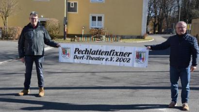 Bild: jr
Vorsitzender Thomas Flügel (links) und Spielleiter Anton Krisch hoffen, dass das Pechlattenfixner Dorftheater bald wieder in Aktion treten darf. 2022 kann der Verein sein 20-jähriges Bestehen feiern.