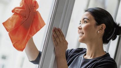 Bild:  Christin Klose/dpa
Der Dreck vom Winter zeigt sich besonders, wenn die Frühlingssonne auf die Fenster scheint.