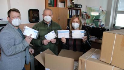 Bild: Vladimir Meluzin/exb
Die FFP2-Masken sind in Sokolov angekommen. Zweter Bürgermeister Ladislav Sedlacek, Dritter Bürgermeister Jan Picka und Bürgermeisterin Renata Oulehlova (von links) packten die ersten Masken aus.