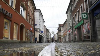Symbolbild: Petra Hartl
Ganz verschmutzt liegt sie da: eine Einwegmaske in der leeren Fußgängerzone von Amberg. An diesen Anblick haben wir uns (fast) schon gewöhnt, oder etwa nicht?