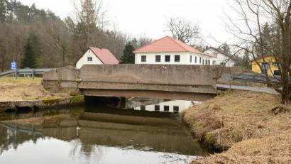 Bild: bey
Die Brücke über den Werkbach bei Sperlhammer soll neu gebaut werden und eine Tragfähigkeit von 60 Tonnen erhalten. Obwohl die Baukosten höher sind als bei einer Brücke mit geringerer Tragfähigkeit muss der Markt Luhe-Wildenau unterm Strich aufgrund der Förderung weniger Eigenmittel aufbringen.