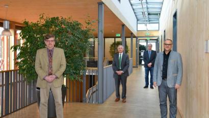 Bild:  Stefan Neumann, ALE Oberpfalz/exb
Hans-Peter Schmucker wird von Behördenleiter Thomas Gollwitzer, Steffen Schneider und Kurt Hillinger verabschiedet (von links).