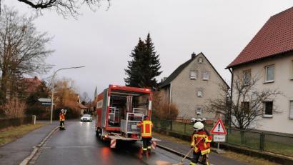 Bild: mde
Die Einsatzkräfte sicherten die Einsatzstelle ab und leiteten den Verkehr halbseitig, brachten Bindemittel auf und verarbeiteten dieses.