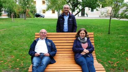 Archivbild: do
Die ILE-Kleinprojekte sorgen in den zehn Mitgliedsgemeinden des Kooperationsraumes Vierstädtedreieck für gute Stimmung, wie im Oktober 2020 dieses Bild vom Probeliegen auf einem neuen Liegesofa mit ILE-Managerin Annika Schreier (von rechts), Bürgermeister Albert Nickl und Baudirektor Georg Braunreuther vom Amt für Ländliche Entwicklung zeigt.