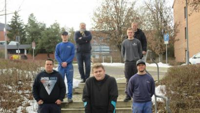 Bild: Kreishandwerkerschaft Amberg/exb
Der Prüfungsausschuss (im Hintergrund) freut sich mit den fünf erfolgreichen Metallbauer-Gesellen.