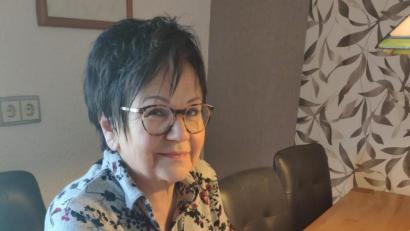 Bild: Popp, Holger 
Brigitta Horn beim Verzieren der Kerzen