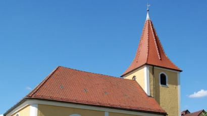 Bild: grm
Die St. Barbara-Kirche bildet den markanten Mittelpunkt von Irchenrieth. Auch wenn nicht augenscheinlich sichtbar, so haben Fachgutachten einige gravierende Schadstellen auch an Außenfassade und Dach festgestellt, die nun behoben werden.