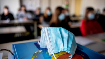 Symbolbild: Matthias Balk/dpa
In Weiden und im Kreis Neustadt sitzen die Abschlussschüler wieder in den Klassenzimmern. Mit Maske und Abstand, versteht sich. Große Begeisterung löst das weder bei Lehrern noch Eltern aus. Es überwiegt die Sorge.