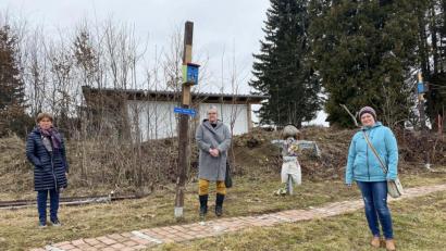 Bild: Eichl
Bürgermeisterin Marianne Rauh und die beiden Leiterinnen des Kinder- und Jugendteams, Beate Spickenreuther und Martina Heimann, am Lorenz-Schuller-Weg (von links).