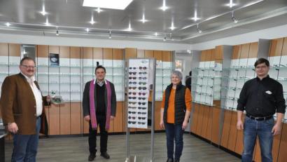 Bild: ws
Dominik Müller (rechts) hat in Bärnau ein Optikergeschäft eröffnet. Zusammen mit Gerlinde Lode bietet er zudem weiter den Post-Service an. Den kirchlichen Segen erteilte Pfarrer Konrad Amschl, die Glückwünsche und ein Präsent der Stadt überbrachte Bürgermeister Alfred Stier (links). Beim Termin am Freitag wurden fürs offizielle Foto kurz die Masken abgenommen, natürlich mit Corona-Abstand.