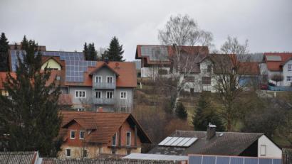 Bild: ws
Solaranlagen auf Dächern gehören auch in Bärnau mittlerweile zum gewohnten Bild. In der Natur wird es solche Anlagen vorerst aber nicht geben. Der Stadtrat stimmte dagegen.