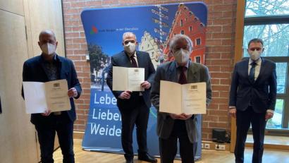 Bild: Stadt Weiden/exb
Hans Blum, Wolfgang Pausch und Alois Schinabeck (von links) wurden von Oberbürgermeister Jens Meyer für ihre Verdienste um die kommunale Selbstverwaltung geehrt.