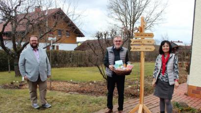 Bild: stg
Bürgermeister Hans Walter (links) überbrachte seinem Amtsvorgänger Josef Etterer (mit seiner Frau Lucia) – natürlich mit gebührendem Abstand – die Glückwünsche zum 70. Geburtstag. Den Wegweiser mit markanten Orten im Leben Etterers hatte bereits am Vormittag der Kemnather VG-Vorsitzende Roman Schäffler vorbeigebracht.