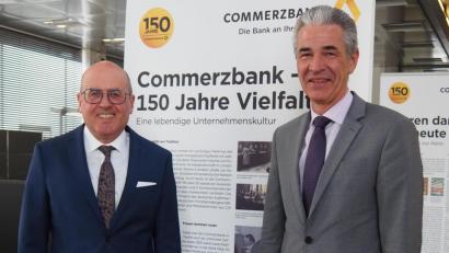 Bild: Bühner
Commerzbank-Chefs in Weiden sind Sebastian Hackl (rechts) und Horst Schmidt.