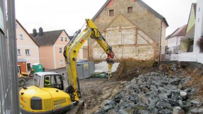 Bild: kgg
Im Vordergrund die Brocken des 20 Meter langen Betonriegels. Für die Beseitigung war ein Spezialmeißel nötig.