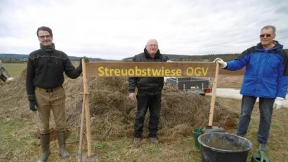 Bild: mma
Jürgen Huber, Josef Moosburger und Gerald Schüller (von links) eröffnen das Gartenjahr auf der Streuobstwiese.