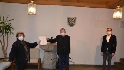 Bild: gi
Bürgermeister Armin Bulenda (rechts) überreicht im Auftrag von Landrat Andreas Meier die Kulturpreis-Urkunde an Peter Garreiss (Mitte) und Helene Rolle (links) vom Heimatkundlichen Arbeitsreis.