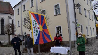 Bild: bnr
Die Flagge Tibets fordert für das unterdrückte Volk am "Dach der Welt" Freiheit und die Einhaltung der Menschenrechte. Die Initiative unterstützten von links: Bürgermeister Richard Tischler, Ludwig Rauch, Kurt Stangl und Margit Hohl.