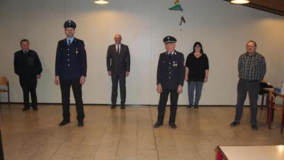 Bild: mad
Die Feuerwehr Schwarzeneck hat gewählt. Im Bild von links Kreisbrandmeister Konrad Hoch, stellvertretender Kommandant Markus Kaiser, Bürgermeister Maximilian Beer, Kommandant Johann Meier, VG-Feuerwehrbeauftragte Ute Voith und Zweiter Bürgermeister Franz Stockerl.