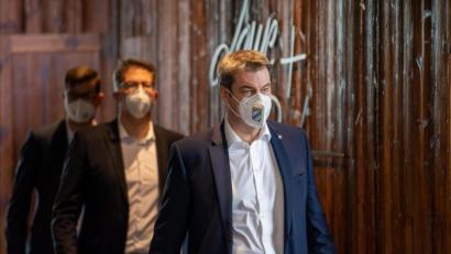 Bild: Peter Kneffel/dpa
Sitzung CSU-Vorstand
CSU-Chef Markus Söder (rechts9 kommt vor Beginn einer Videokonferenz zur Sitzung des CSU-Vorstands zu einer kurzen Pressekonferenz.. Hinter ihm gehen CSU-Generalsekretär Markus Blume und Pressesprecher Simon Rehak.