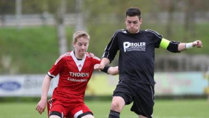 Bild: spo
Spieler und Vorsitzender: Martin Weiß (rechts) ist für den SV Schwarzhofen schon "ewig" am Ball.