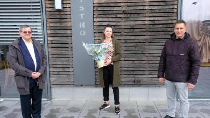 Bild: do
Frühlingserwachen am Hexenhäusl. Voraussichtlich am 1. April 2021 beginnt mit der Verpachtung an Anja Schreglmann eine neue und erfolgreiche Ära am Rußweiherstrand. Das hoffen auch Bürgermeister Marcus Gradl (rechts) und Stadtverbandsvorsitzender Dieter Kies, die schon einmal mit Blumengrüßen die Betriebsleiterin vorstellten