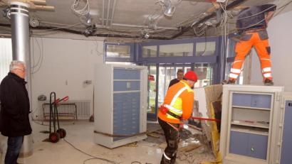 Bild: bkr
Mit Brechstangen wurde die äußere Verputz- und Isolierschicht entfernt. Zweiter Bürgermeister Josef Hecht (links) war von der Arbeit des Bauhofs überzeugt.