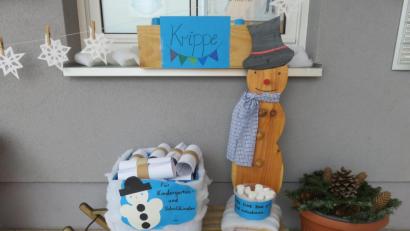 Bild: adj
Bastelpakete vor dem Kindergarten Arche Noah warten auf Kinder. Der Finanzausschuss beschäftigte sich derweil mit den Kosten der beiden Kindergärten der Gemeinde.