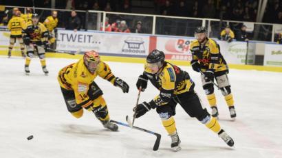 Bild: Andreas Brückmann
Lukas Salinger (vorne rechts) trägt auch in der kommenden Saison das Trikot des ERSC Amberg.