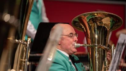 Archivbild: bph
Der langjährige Kreisvorsitzende Joseph Ferstl erfuhr in der Online-Bezirksversammlung des Nordbayerischen Musikbundes eine nicht alltägliche Auszeichnung. Für 35 Jahre hervorragende Tätigkeit zur Förderung der Musik wurde ihm durch die Bundesvereinigung Deutscher Musikverbände die Ehrenmedaille in Gold mit Diamant verliehen. Er kennt die Sorgen und Nöte der Kapellen und ihrer Musiker wie kaum ein Zweiter.