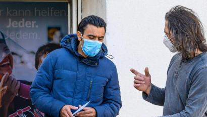 Bild: Thomas Ratjen
Space-Eye-Vorsitzender Michael Buschheuer (rechts) begrüßt Walid Rahmani in Regensburg.