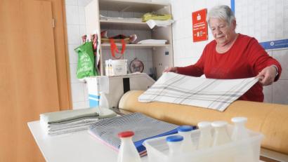 Bild: Gabi Schönberger
Monika Ehring an der Heißmangel.