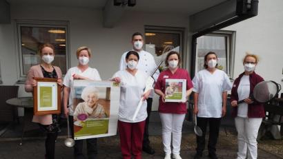 Bild: krb
Leiterin Stefanie Schricker freut sich über das Zertifikat für die Verpflegung des Seniorenheims und beglückwünschte ihre Mitarbeiter.