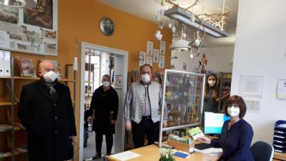 Bild: rfi
Monika Haberl (rechts) überreichte Bürgermeister Ludwig Gürtler (Mitte) und Pfarrer Wilhelm Bauer (links) die persönlichen Besucherkarten.