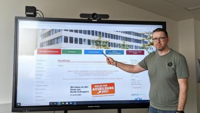 Bild: BSZ Wiesau/exb
Systemadministrator Stefan Staufer zeigt die Einsatzmöglichkeiten des neuen fahrbaren galneoscreens am Beruflichen Schulzentrum Wiesau.