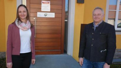 Bild: jr
Forstbetriebsleiter Norbert Zintl begrüßte Nicole Mertens als neue Büro-Teamleiterin in der Geschäftsstelle beim Forstbetrieb Waldsassen.