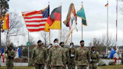 Bild: mor
Brigadegeneral Christopher Norrie (Mitte) überträgt die Aufgaben des Command Sergeant Major beim 7th ATC von Franklin Velez (rechts) auf CSM Mark. A. Morgan (links)