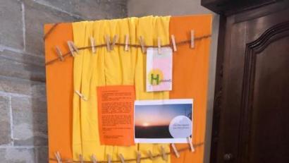 Bild: jzk
Viele Anregungen enthalten die Tüten auf der Stellwand des Teams „Abendgebet zur Wochenmitte“ in der Stadtpfarrkirche.