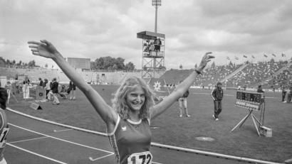 Bild: Hartmut Reeh
Die damals 18-jährige Sylvia Nagel jubelt an der Stätte ihres größten Erfolgs: Am 19. Juli 1981 wurde die in Waldau bei Vohenstrauß aufgewachsene Leichtathletin in Gelsenkirchen Deutsche Meisterin über 400 Meter Hürden. Statt Nagel heißt die jetzt 57-Jährige mit Nachnamen Staab und lebt in Großostheim bei Aschaffenburg.